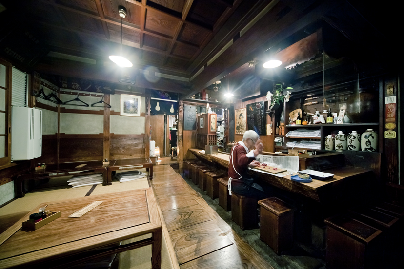 根岸 鍵屋 ザ 昭和居酒屋で雪見酒と洒落込んで 赤星 探偵団