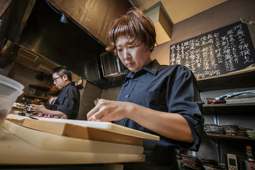 大阪・福島「炭焼巧房 源」鶏・馬・野菜…厳選素材の炭焼に胃も心も焦がされて