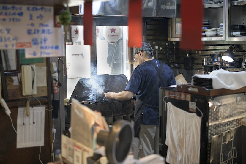 南平駅徒歩10秒「京王線随一のやきとりの店」と書かれた看板に偽りはない