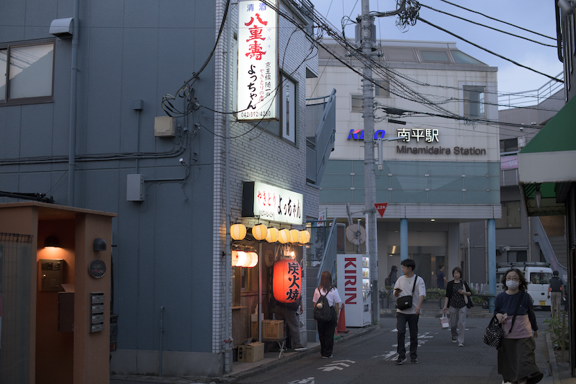 南平駅徒歩10秒「京王線随一のやきとりの店」と書かれた看板に偽りはない