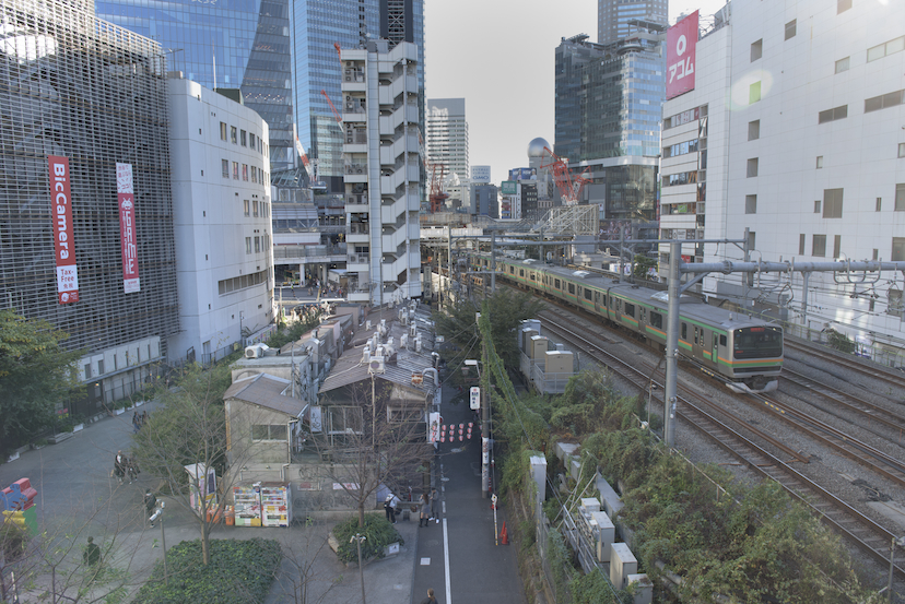 渋谷に残る「昭和のままの一角」で渋い縄のれんを掲げる“深夜食堂”をご存じか