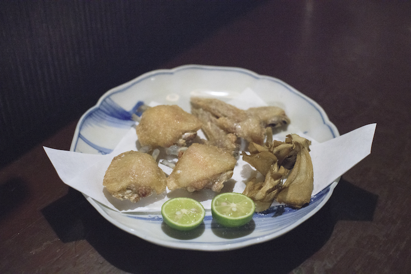 渋谷に残る「昭和のままの一角」で渋い縄のれんを掲げる“深夜食堂”をご存じか