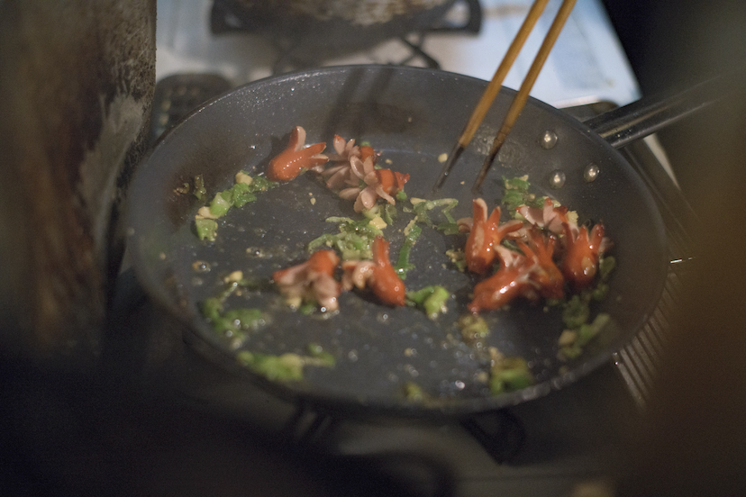 渋谷に残る「昭和のままの一角」で渋い縄のれんを掲げる“深夜食堂”をご存じか