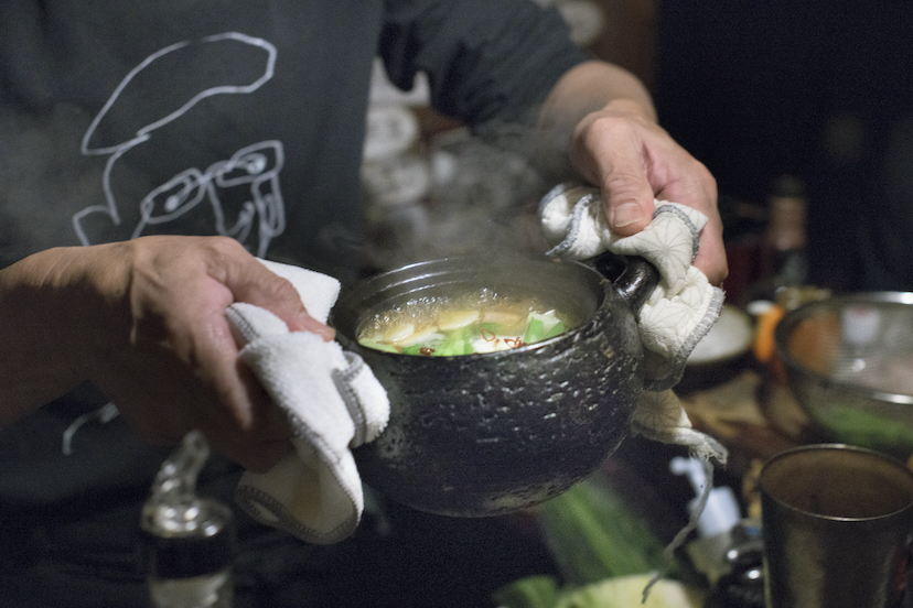 渋谷に残る「昭和のままの一角」で渋い縄のれんを掲げる“深夜食堂”をご存じか